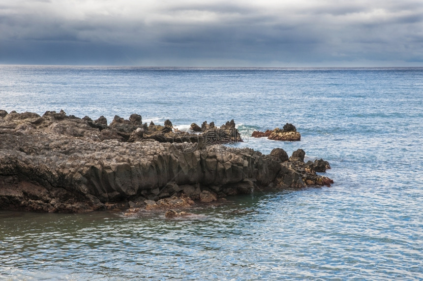 户外晴天多岩石的特纳里夫岛岩石海滩图片