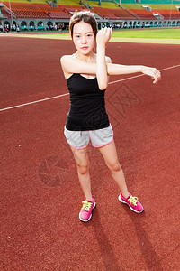 亚洲人活动肯尼在体育领域伸展手臂的亚洲女慢跑运动员图片