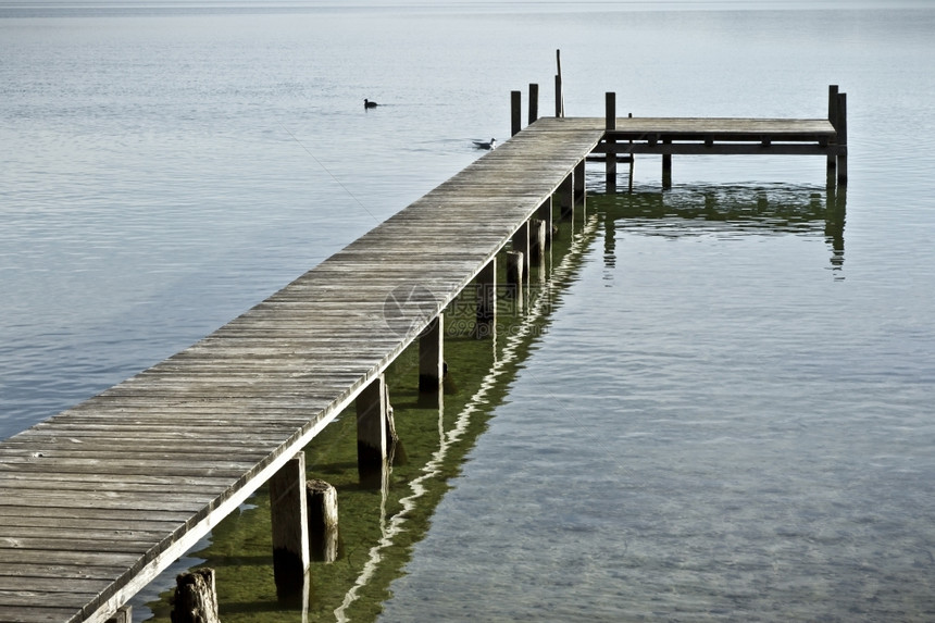 欧洲德国斯塔伦伯格湖的旧码头蓝色平静图片