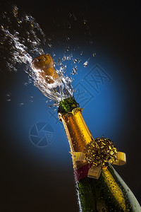 溅香槟酒请享用在社交集会上庆祝重要的一天或活动纪念重要的日子或活动图片