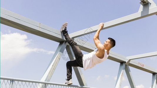 空白的自然青年男子攀登天花板桥朵图片