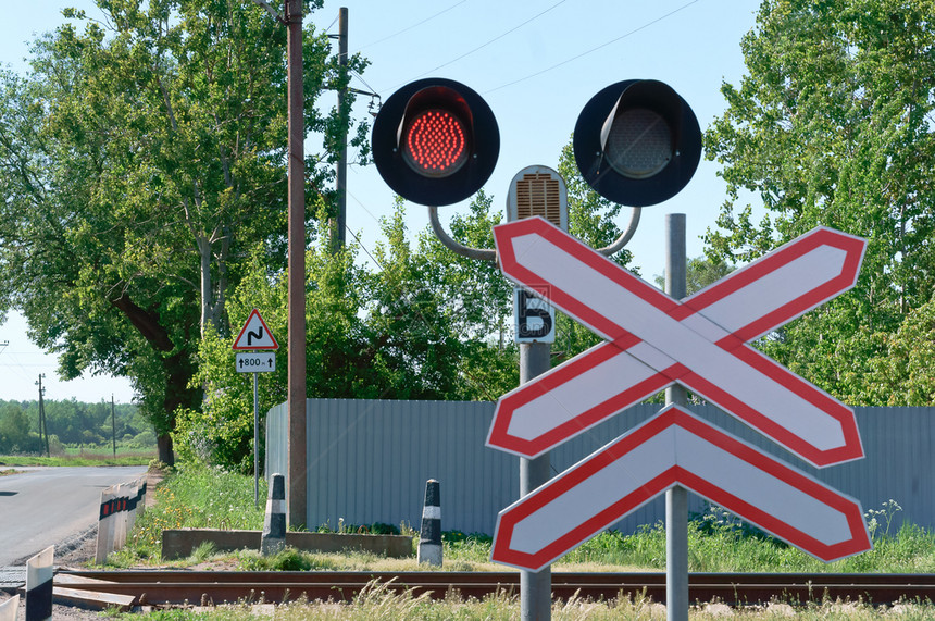 红色信号灯铁路上的信号灯是红色铁路道口上信号灯是红色铁路道口上信号灯是红色旅行追踪安全图片