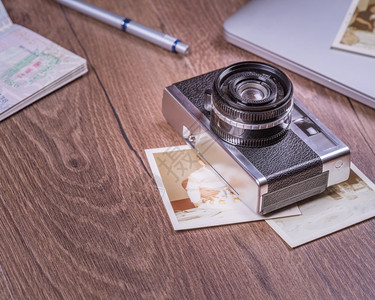 银框架旧照相机片笔记本电脑纸板和木制桌上护照的古老图像颜色图片