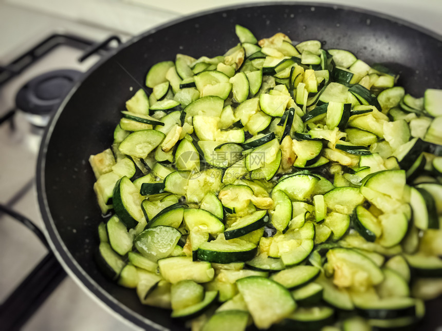 西葫芦蔬菜农业食物和健康饮概念在煎锅中烹饪苏西尼图片