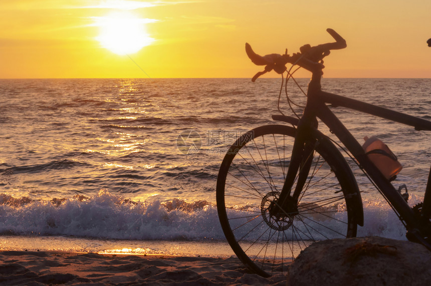 日落时夕阳下的自行车图片