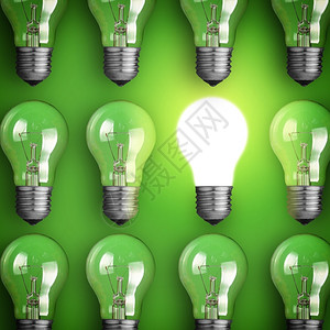 灯具支架为了绿色背景的灯泡亮概念大思想发光的图片