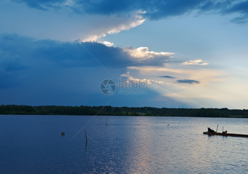 肯诺泽耶克斯基户外肯零湖晚间风暴席卷俄罗斯阿方格尔克地区图片