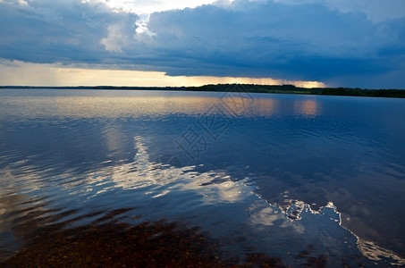 超过雷雨克诺泽里肯零湖晚间风暴席卷俄罗斯阿方格尔克地区图片