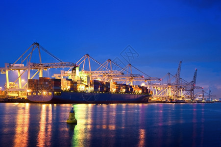 最忙的在鹿特丹最大和繁忙的集装箱港口世界一角装卸大型集箱船舶的活动与在鹿特丹最大的和繁忙集装箱港起重机尼莎选择2015进口背景