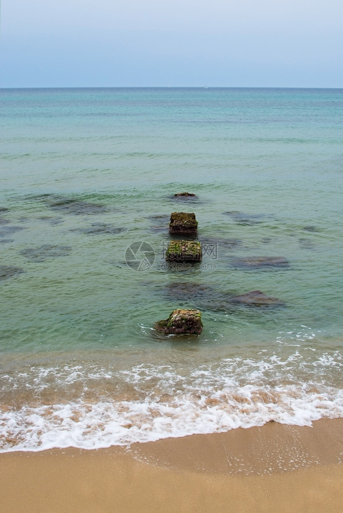 户外双桅杆巴利阿里在西班牙马洛卡绿水中的旧石头码图片