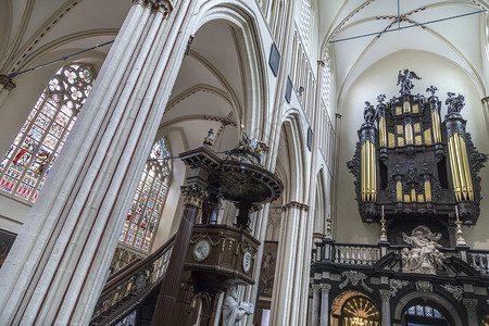 宗教比利时历史名城布鲁日圣救世主大教堂的内部管风琴最初由JacobusVanEynde17a9建造20世纪曾三度扩建和重曾是器官背景图片