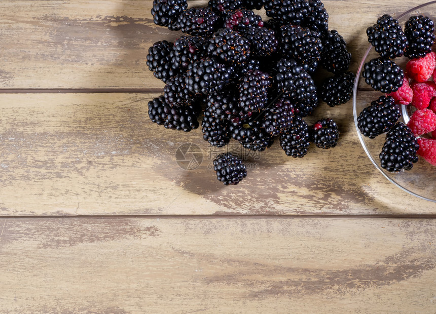 收成藏森林混合鲜果草莓和黑的混合新鲜水果浆和黑莓最优图片