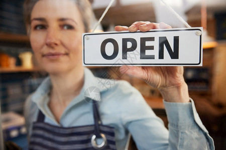 目标女小企业主在商店或咖啡窗口门上翻开公信号食物窗户图片