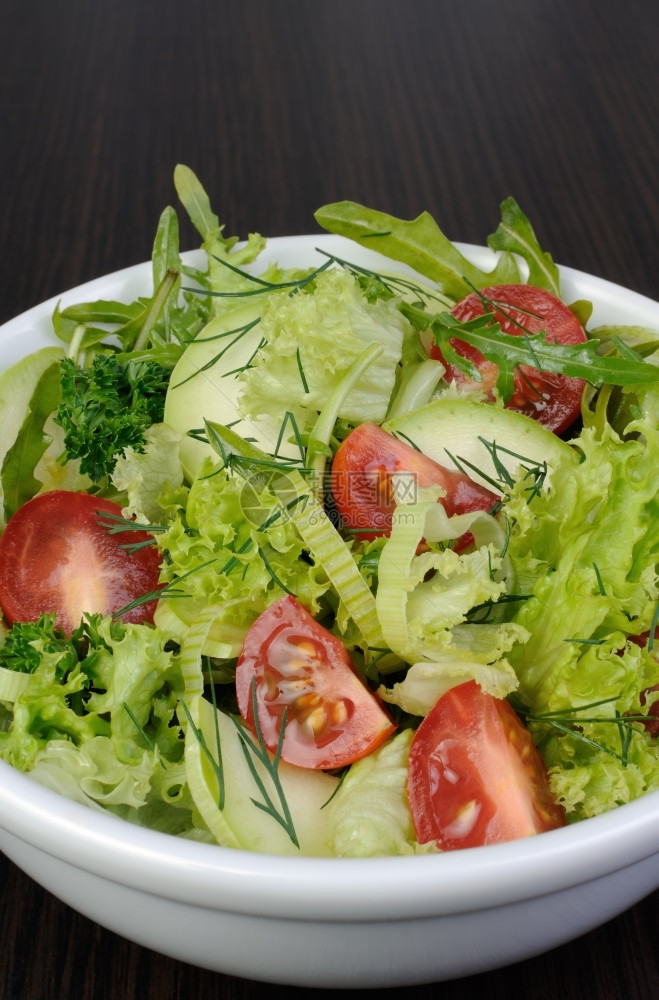 吃夏季轻度生菜沙拉配有青萝卜和樱桃番茄维生素卡路里图片