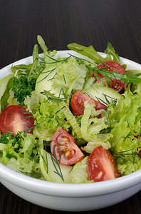 吃夏季轻度生菜沙拉配有青萝卜和樱桃番茄维生素卡路里图片