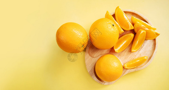 月花生果汁水上切橙子夏季顶端观光时在黄色树丛上铺平多汁的照片新鲜图片