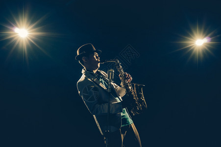 曼谷夜晚艺术家亚洲音乐演奏Trumpet舞台的亮光和镜头闪耀音乐概念图片