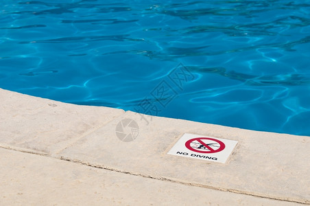 区户外象征泳池边没有潜水标志背景图片