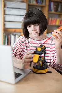 校内青少年女孩建筑机器人臂学校老的垂直技术图片