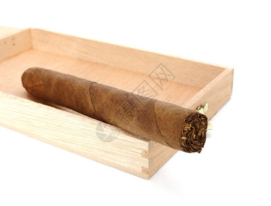 放松大黄雪茄用木箱制成白雪茄享受昂贵的背景图片