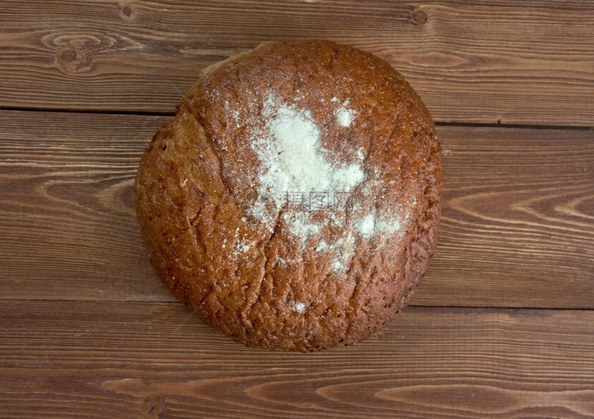 粗黑麦面包新鲜烤制传统面包健康烘烤的粮食图片
