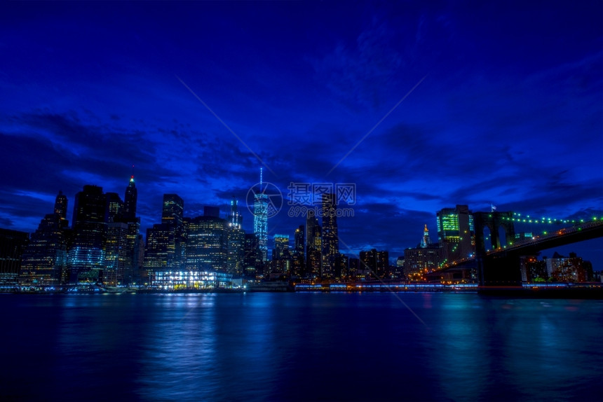 城市景观来自布鲁克林桥的纽约天空全景塔贸易图片