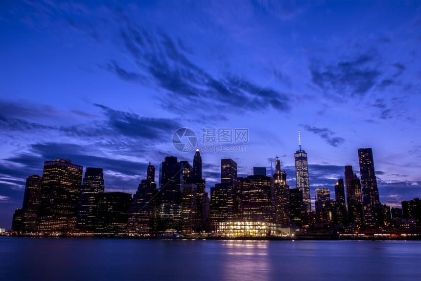 建筑学城市的造来自布鲁克林桥的纽约天空全景图片