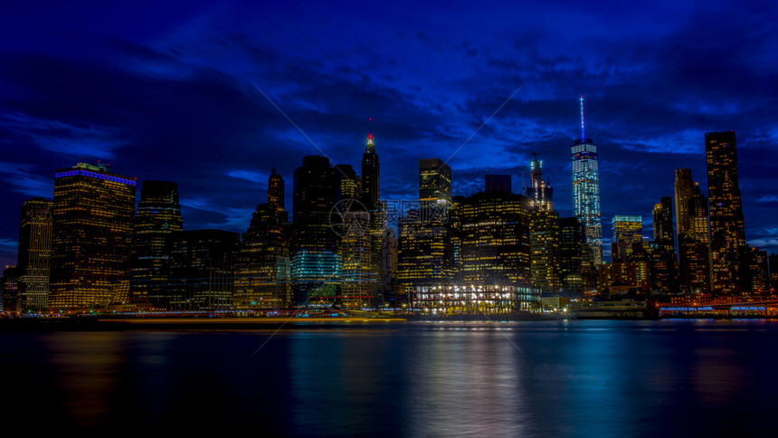 夜晚来自布鲁克林桥的纽约天空全景金融的新图片