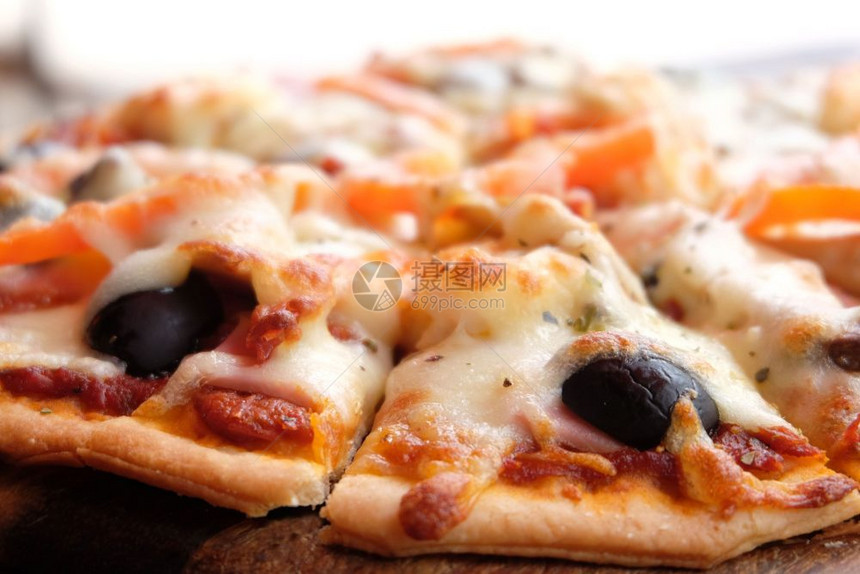 意大利辣香肠番茄用火腿奶酪西红柿和橄榄贴近披萨香肠图片