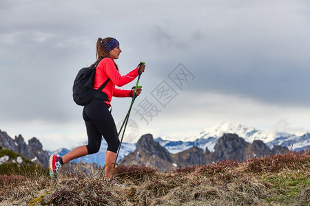 游览单在山上漫步的运动妇女景观上坡图片