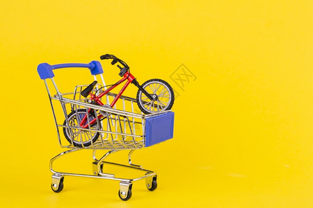 报告黄色背景的小型自行车玩具购物手车安全的抽象图片