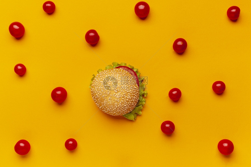酸奶蔬菜番茄配樱桃西红柿的平拉特汉堡图片