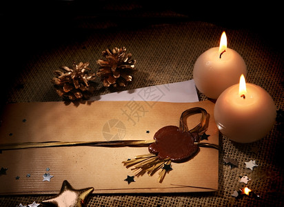 庆祝活动黄色的节假日给圣诞老人的信上面有密封蜡烛星和松角黄色棕图片