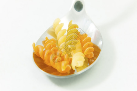 白背景的勺子面食抽象物工作室图片