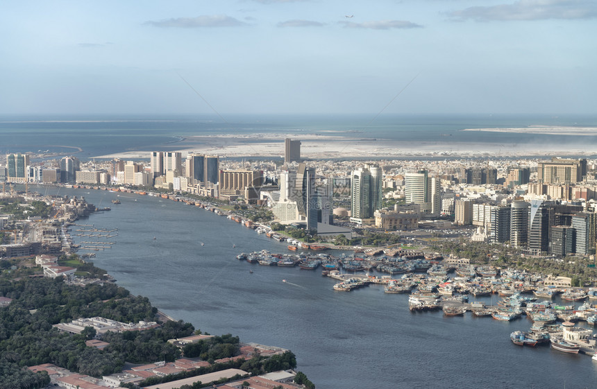 联合的迪拜直升机飞航空线和升机小溪的空中城市天线和大溪迪拜俱乐部酋长国图片