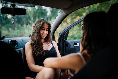 天生活两个年轻的女者在汽车里享受快乐Igbti概念肉欲图片