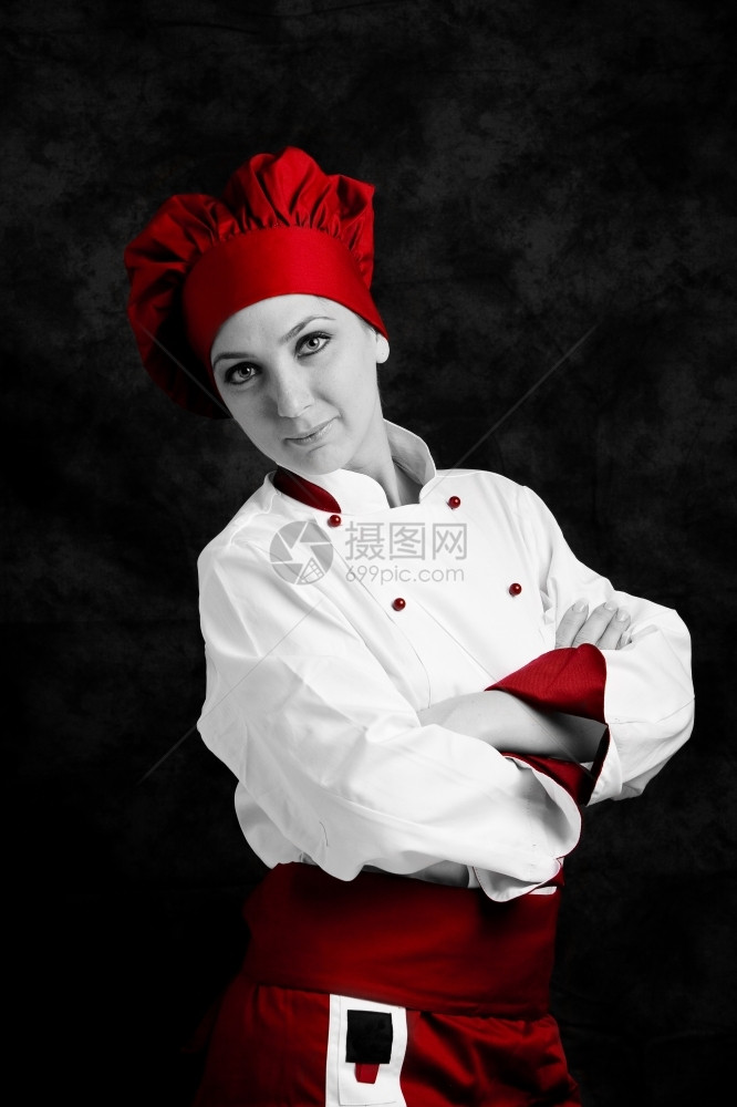 围裙女年轻厨师在农村背景面前的肖像照片制服图片