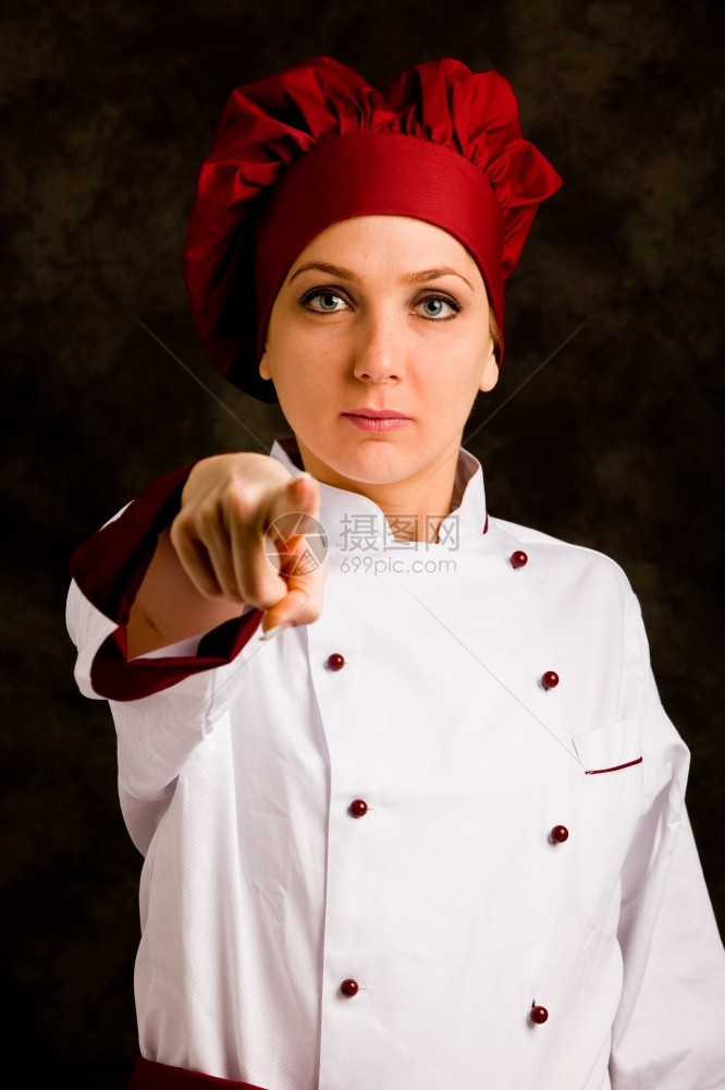 女工作年轻厨师在农村背景面前的肖像照片染色图片