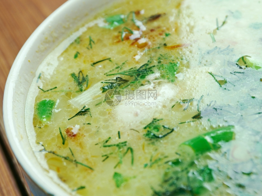 盘子Chikhirtma格鲁吉亚传统汤由富盛鸡制成里面充满了被打的鸡蛋自制碗图片