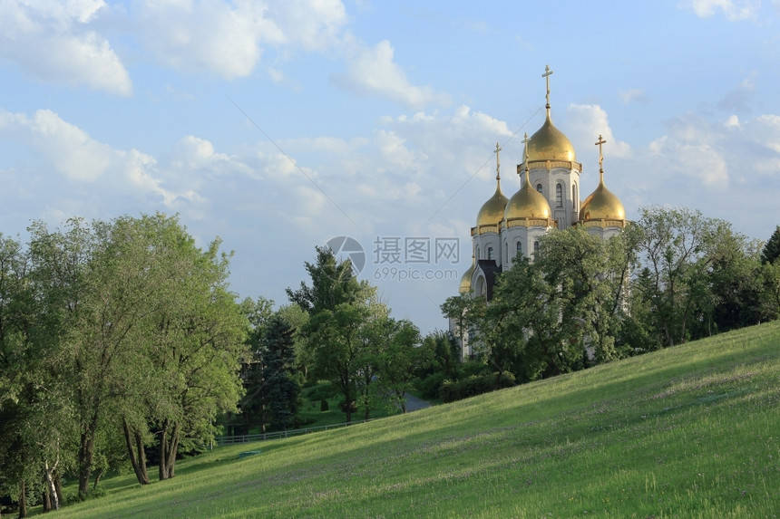 俄罗斯伏尔加格勒的圣徒教堂正统庙宇云层覆盖着俄罗斯伏尔加格勒旅行夏天图片