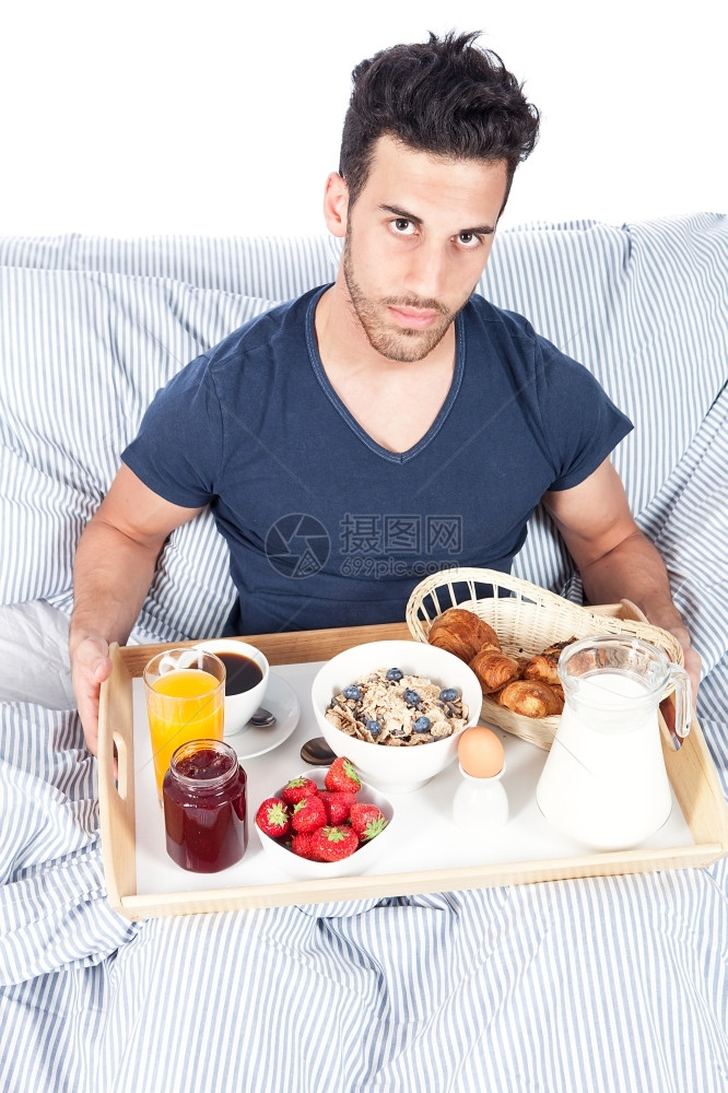 橙成人男子在床上用白色背景做早餐的照片该以白人背景为乳制品醒来图片