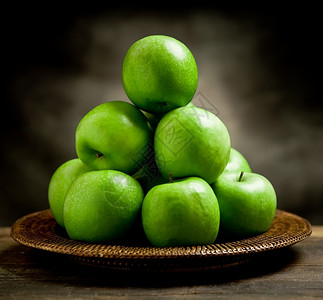 艺术木制桌上一篮子里美味的绿苹果照片自然甜的高清图片
