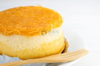 黄色的蛋糕木制白背景金蛋黄线饼A图片