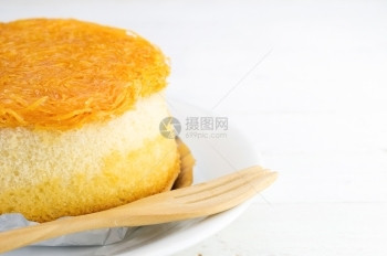 一顿饭食物叉白木背景的金蛋黄线饼A图片