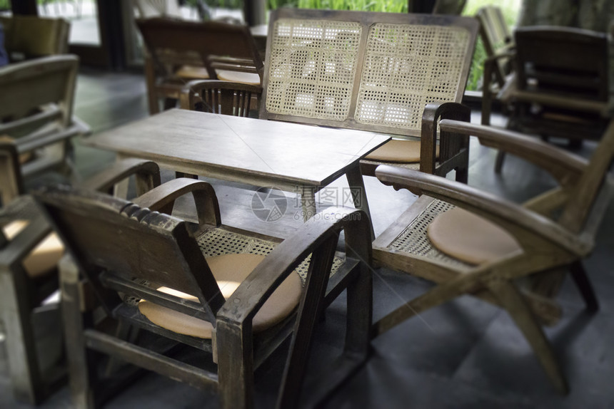 陶器阁楼咖啡厅的旧木制家具库存照片店铺食物图片