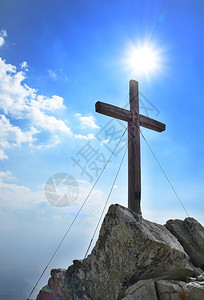 爬岩石顶峰塔特拉斯高山PredneSolisko峰顶的木十字图片