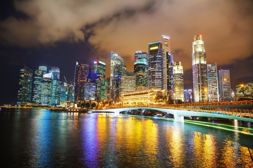 城市的桥新加坡金融区晚上夜幕时的新加坡金融区场景图片