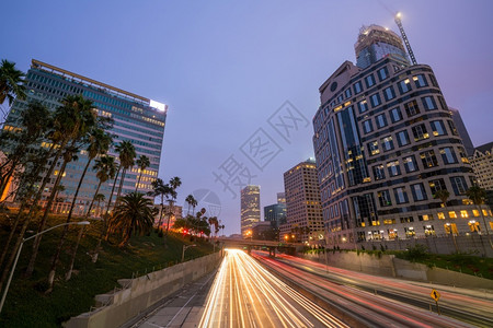 洛杉矶市中心天际线在黄昏时的高峰间联合汽车匆忙背景图片