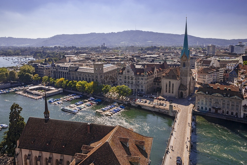 萨姆纳斯街道瑞士苏黎世市风景从格罗斯门特教堂塔中天图片