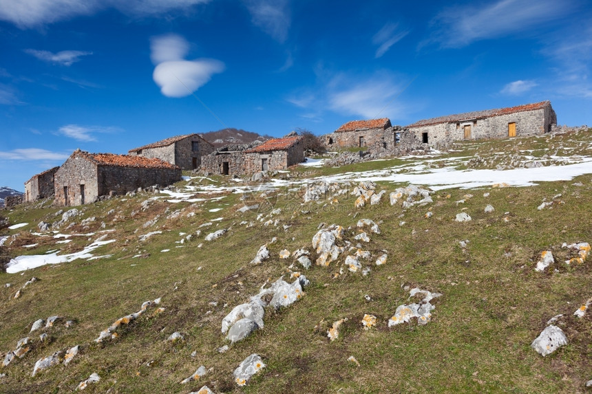 西班牙阿斯图里亚PicosdeEuropa的乡间别墅岩石冬天村庄图片